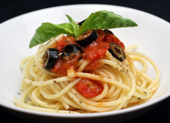 Espaguetis con tomates cherry y aceitunas negras | MyCook Chile